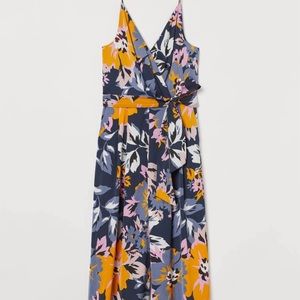 Cropped Jumpsuit from H&M in size 10. Was worn once and in very good condition.